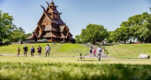 Mint green walls in a classy Scandinavian interior - COCO LAPINE ...